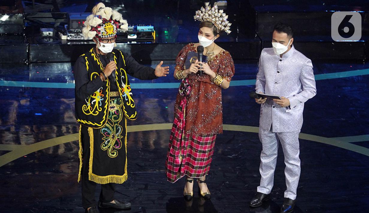 Menteri Pariwisata dan Eknomi Kreatif Sandiaga Salahuddin Uno (kiri) memberi sambutan pada Anugerah Desa Wisata Indonesia (ADWI) 2021 di Jakarta, Selasa malam (7/12/2021). ADWI 2021 yang diikuti 1.831 desa wisata bertajuk "Indonesia Bangkit”. (Liputan6.com/Fery Pradolo)