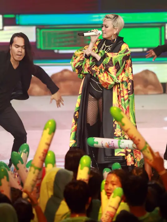 "Saya kalau posting apapun di medsos tuh kayak it has to meant something (bermakna). Bukan sekedar gua lagi disini atau lagi makan apa," ujar Agnez Mo di peluncuran official aplikasi (Agnezmoapp) di kawasan Kuningan, Kamis (18/5).(Nurwahyunan/Bintang.com)