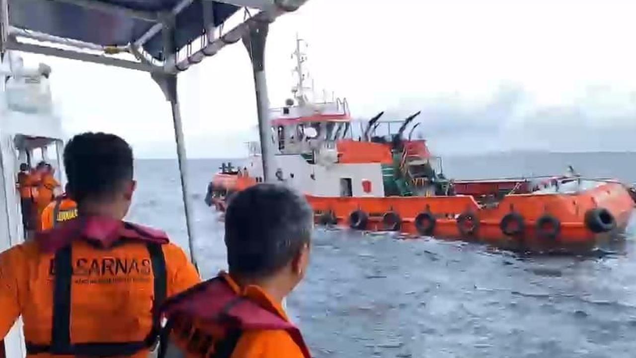 Sekitar pukul 14.00 WIB, KN SAR Permadi berhasil mendekati lokasi TB Kharisma 168.<br>