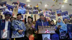 Sekjen Partai Demokrat Hinca Panjaitan (tengah) memberikan sambutan di dampingi Wahidin Halim dan Andika Hazrumi saat deklarasi dan penandatanganan pakta integritas di Kantor DPP Partai Demokrat, Jakarta, Senin (8/8). (Liputan6.com/Johan Tallo)