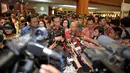 Presiden Joko Widodo saat ditanya oleh wartawan usai menghadiri pembukaan Inacraft 2015 di Balai Sidang Jakarta, Jakarta, Rabu (8/4/2015). Inacraft 2015 ke-17 diikuti 1.600 perusahaan dan berlangsung hingga 12 April mendatang. (Liputan6.com/Faizal Fanani)