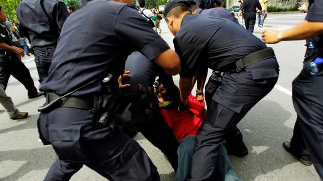 Warga Malaysia turun ke jalan menggelar demo besar besaran menuntut re 