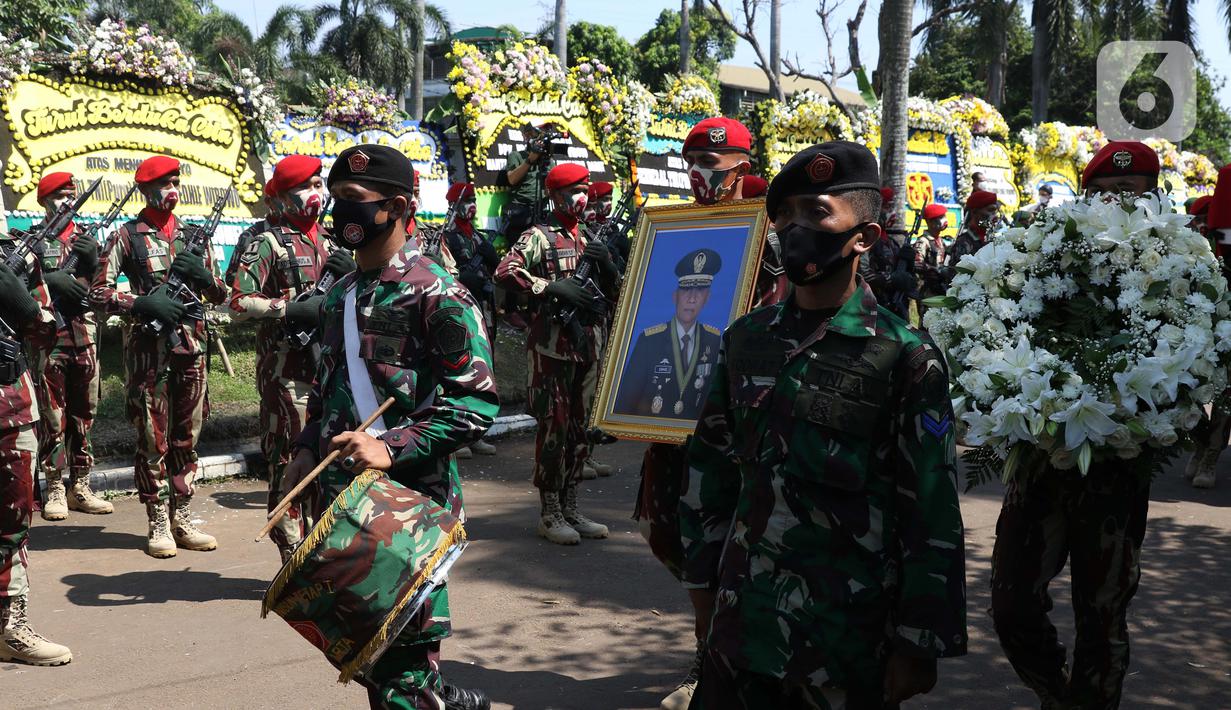 Prajurit TNI saat upacara persemayaman mantan KSAD Jenderal TNI (Purn) Pramono Edhie Wibowo di kawasan Puri Cikeas, Kab Bogor, Jabar, Minggu (14/6/2020). Pramono Edhie Wibowo wafat di usia 65 tahun dan akan dimakamkan secara militer di TMPN Kalibata. (Liputan6.com/Helmi Fithriansyah)