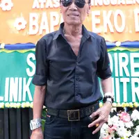 Mendengar keterangan komedian senior Doyok, tampak hubungan kekeluargaan yang sangat kuat di antara mereka. Terbukti dengan sikap perhatian mereka untuk mendiang Eko DJ. (Deki Prayoga/Bintang.com)