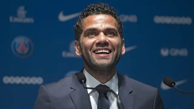 FOTO: Tolak Manchester City, Dani Alves Resmi Gabung PSG