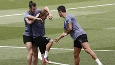 Pemain Real Madrid, Modric, Bale dan Ronaldo saat mengikuti sesi latihan jelang laga final Liga Champions di Madrid, Spanyol (30/05/3017). Di laga final nanti Real Madrid akan berhadapan dengan Juventus. (EPA/Mariscal)