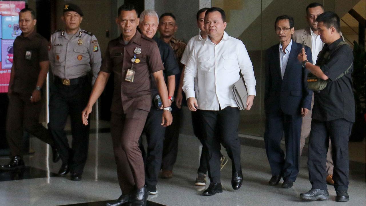 Eks Dirjen Imigrasi Ronny F Sompie usai diperiksa KPK terkait kasus Harun Masiku