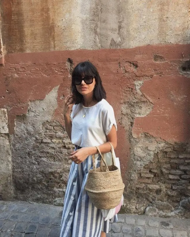 Saatnya melengkapi penampilan stylish Anda dengan basket bag yang bergaya vintage, namun tetap trendi. (Foto: Instagram/@maria_bernad)