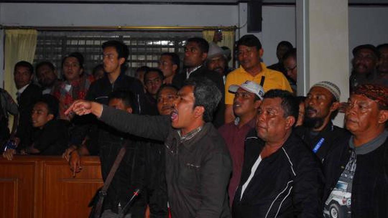 Sidang Aceng ditunda, warga marah-marah di gedung DPRD Garut