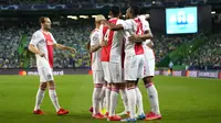 Para pemain Ajax merayakan setelah Sebastien Haller mencetak gol ke gawang Sporting CP pada pertandingan Grup C Liga Champions di Stadion Alvalade, Lisbon, Portugal, Rabu (15/9/2021). Ajax menang 5-1. (AP Photo/Armando Franca)