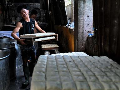 Aktivitas pekerja di salah satu sentra industri kecil pembuatan tahu di Jakarta, Selasa (29/4/2025). (Liputan6.com/Angga Yuniar)