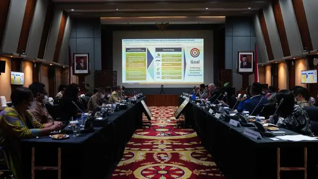 Deputi Bidang Koordinasi Kerja Sama Ekonomi Kemenko Perekonomian Edi Prio Pambudi melakukan pertemuan dengan Delegasi Bisnis European Union-ASEAN Business Council (EU-ABC) di Kantor Kemenko Perekonomian, Kamis (1/9/2022). (Dok Sumber ekon.go.id)