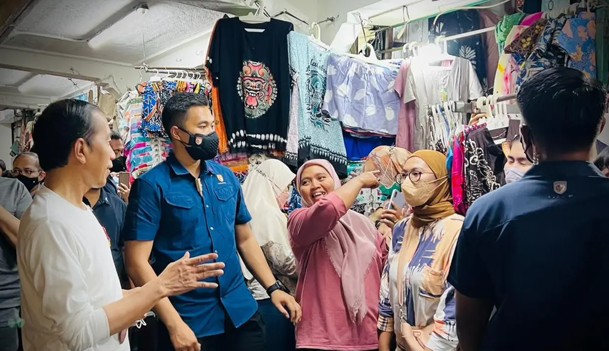 Presiden Joko Widodo berbincang dengan pedagang pakaian warga di kawasan Malioboro, Daerah Istimewa Yogyakarta pada Sabtu malam, 15 Oktober 2022. Tampak masyarakat sangat antusias ketika melihat Presiden berada di kawasan Mailoboro. Bahkan, tidak sedikit masyarakat yang meminta foto bersama dengan Presiden Jokowi. (Foto: Laily Rachev - Biro Pers Sekretariat Presiden)