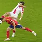 Striker Georgia Kvicha Kvaratskhelia berebut bola dengan bek Spanyol Robin Le Norman pada laga 16 besar Euro 2024 (AP)
