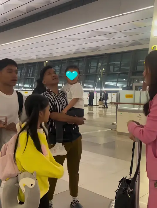 Ruben dan Sarwendah seolah tak punya masalah satu sama lain lewat unggahan ini. Pasangan yang sudah menikah 11 tahun ini terlihat akur berbincang satu sama lain sambil merawat buah hati. (Liputan6.com/IG/@sarwendah29)