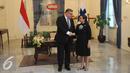 Menlu RI, Retno Marsudi (kanan)bersalaman dengan Menlu Finlandia, Timo Soini jelang mengadakan pertemuan di Jakarta, Senin (2/11/2015). Pertemuan membahas rencana kedatangan Presiden Finlandia ke Indonesia. (Liputan6.com/Helmi Fithriansyah)