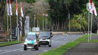 Turis mencoba mobil listrik yang disewakan kepada wisatawan di kawasan Indonesia Tourism Development Corporation (ITDC) Nusa Dua, Bali, Senin (30/08/2021). Mobil listrik tersebut disewakan Rp 88 ribu/ jam untuk dua seat dan Rp 55 ribu/jam untuk satu seat. (merdeka.com/Arie Basuki)