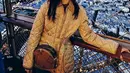 Selaras dengan busananya, Maudy Ayunda kenakan Louis Vuitton Boite Chapeau Reverse seharga Rp90jutaan [@maudyayunda]