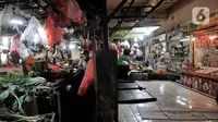 Aktivitas perdagangan saat pemberlakukan ganjil genap pasar tradisional di Jakarta, Senin (15/6/2020). PD Pasar Jaya mulai hari ini memberlakukan penerapan ganjil genap di pasar tradisional sebagai upaya membatasi jumlah pengunjung selama masa PSBB transisi. (merdeka.com/Iqbal S. Nugroho)