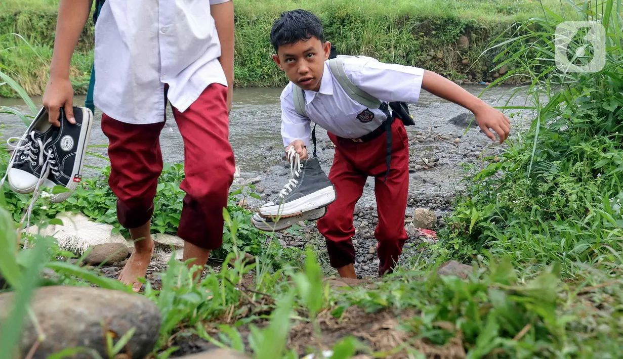 Salah satu pelajar berharap pemerintah setempat untuk segera membangun jembatan di daerah tersebut. (Liputan6.com/Herman Zakharia)