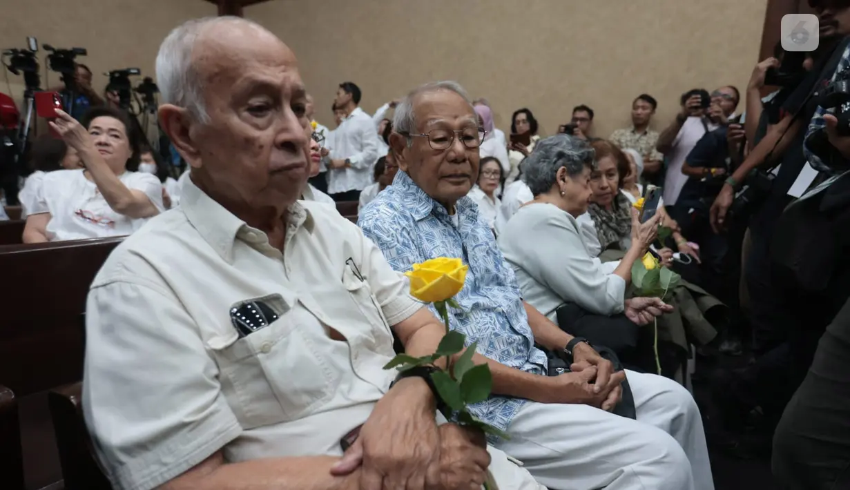 Ayah dari tersangka kasus dugaan korupsi dalam digitalisasi pendidikan pengadaan laptop Chromebook di Kemendikbudristek tahun 2019-2022 Nadiem Makarim, Nono Anwar Makarim duduk untuk mengikuti jalannya sidang pembacaan vonis di Pengadilan Tipikor, Jakarta, Selasa (30/06/2026). (Kapanlagi.com/Budy Santoso)