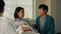 Potongan iklan Nike reaksi seorang ibu dan ayan sedang periksa kandungan dan mengetahui anaknya seorang perempuan (Tangkapan Layar YouTube Nike Japan)