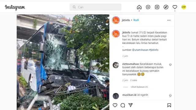 Tangkapan layar bus Transjakarta tabrak pembatas jalan di Jakarta Timur