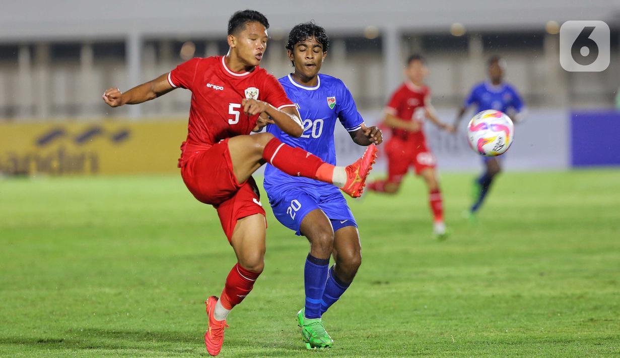 Pemain belakang timnas Indonesia U-20, Muhammad Alfharezzi Buffon (kiri) berebut bola dengan Muzdhan Hassan (Maladewa) pada pertandingan kualifikasi Piala Asia U-20 grup F di Stadion Madya, Kompleks Gelora Bung Karno, Jakarta, Rabu (25/9/2024). (Liputan6.com/Angga Yuniar)