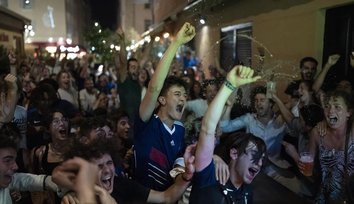 Fans tim Prancis bereaksi selama pertandingan grup F kejuaraan sepak bola Euro 2020 antara Prancis dan Jerman, saat menontonnya di layar televisi di Marseille, Prancis selatan, Selasa (15/6/2021). (AP Photo/Daniel Cole)