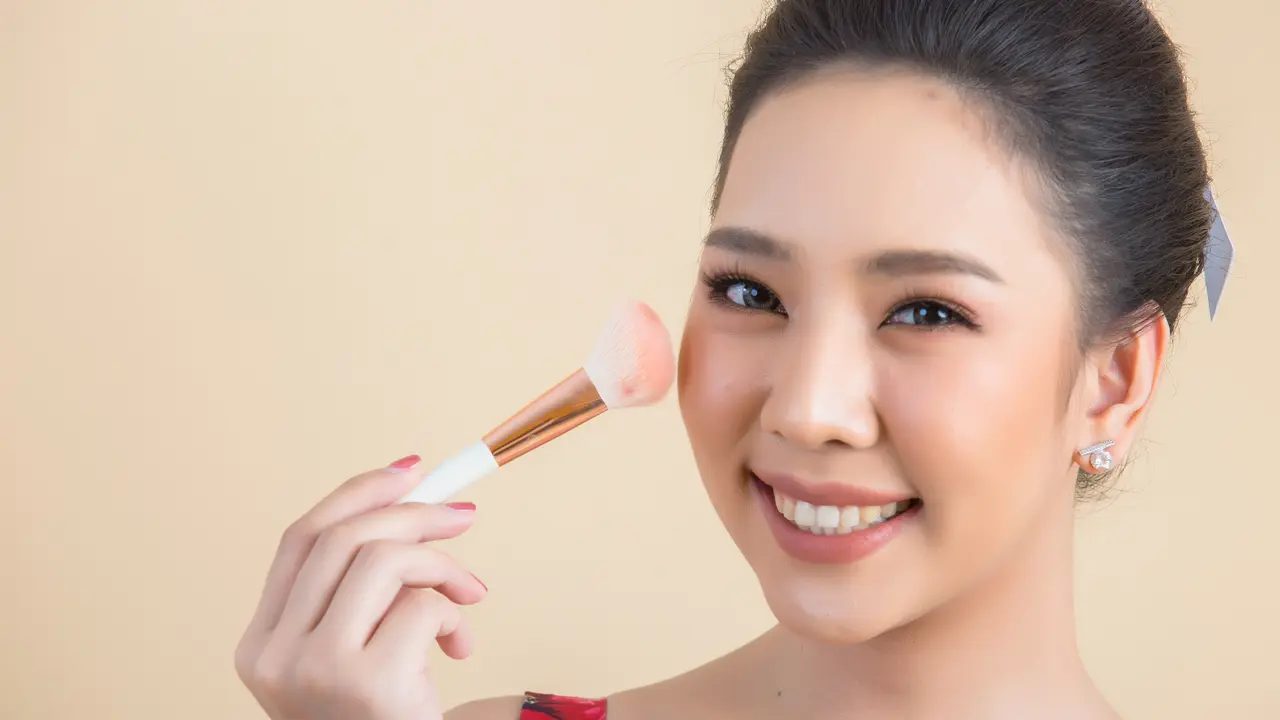 Tips tampil segar seharian hanya dengan liptint dan blush