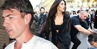 Ada-ada saja ulah prankster yang sering membuat onar kalangan selebriti hollywood, Vitalii Sediuk. Sebelumnya, pria asal Ukraina itu mengangkat Gigi Hadid dari belakang. Kali ini, ia kembali bikin ulah mencium bokong Kim Kardashian. (Splash News)