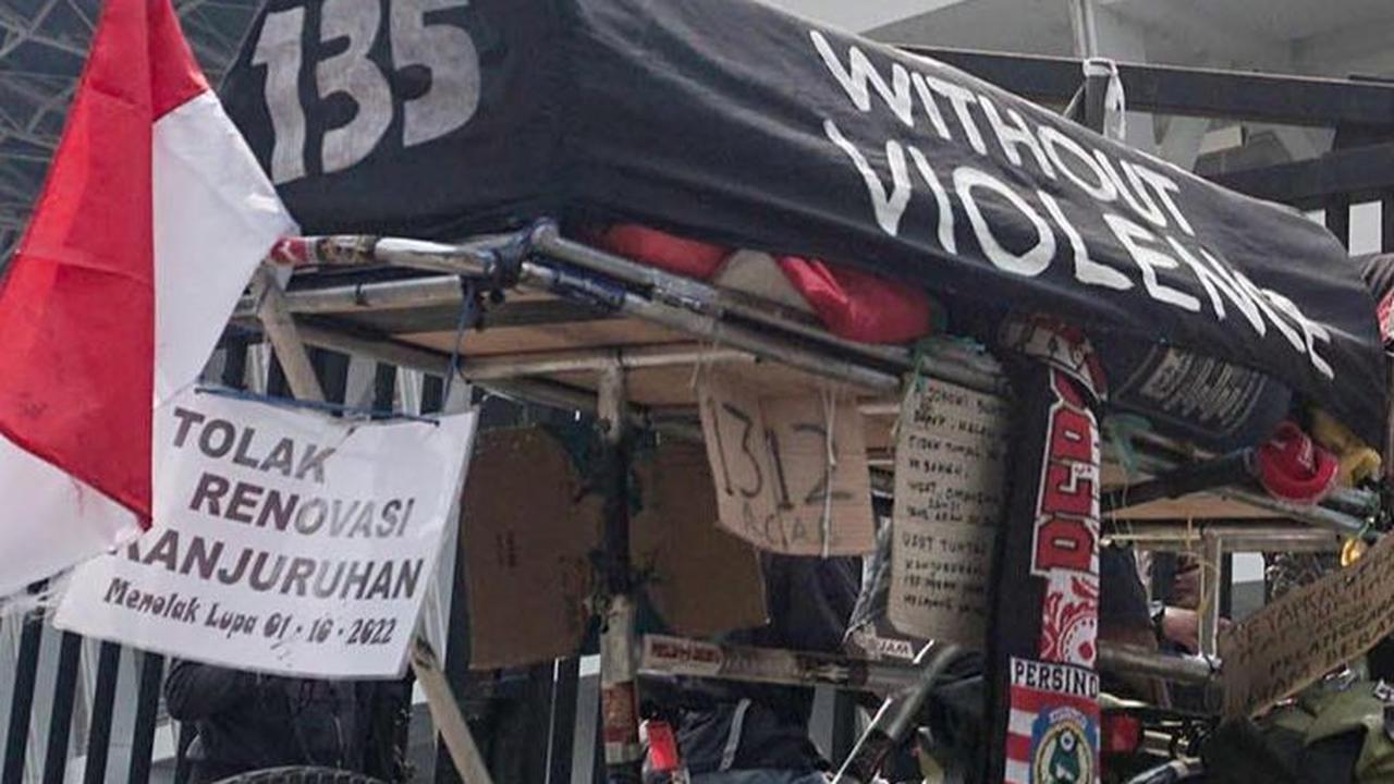 Sepeda tersebut sudah dimodifikasi dan dilengkapi sebuah keranda hitam bertuliskan 'Justice for Kanjuruhan'.