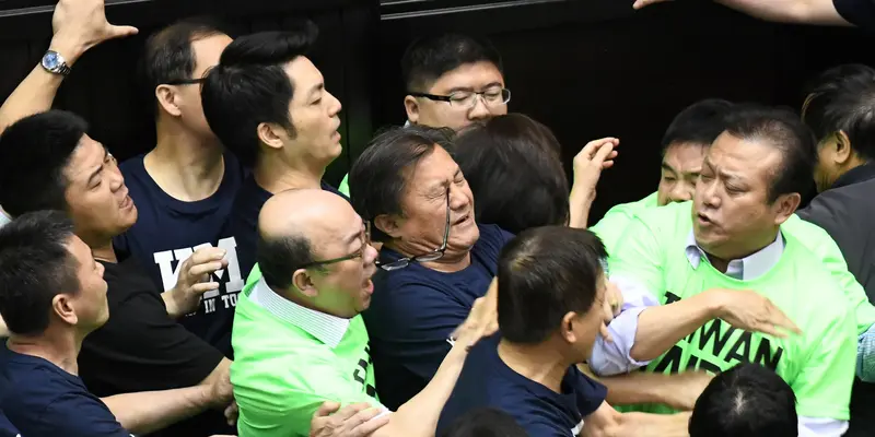 Legislator Taiwan Saling Adu Jotos di Tengah Sidang