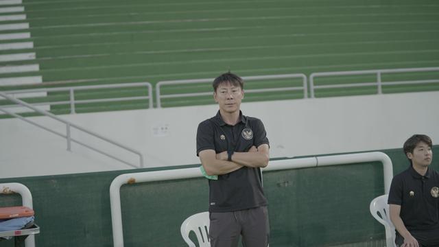 Pelatih Timnas Indonesia, Shin Tae-yong, ketika melawan Oman di Dubai, Uni Emirat Arab (UEA).