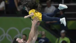 Kegembiraan membuat pevoli Brasil, William, langsung menggendong dan meluapkan kesenangannya bersama sang putri. (AFP/Juan Mabromata)