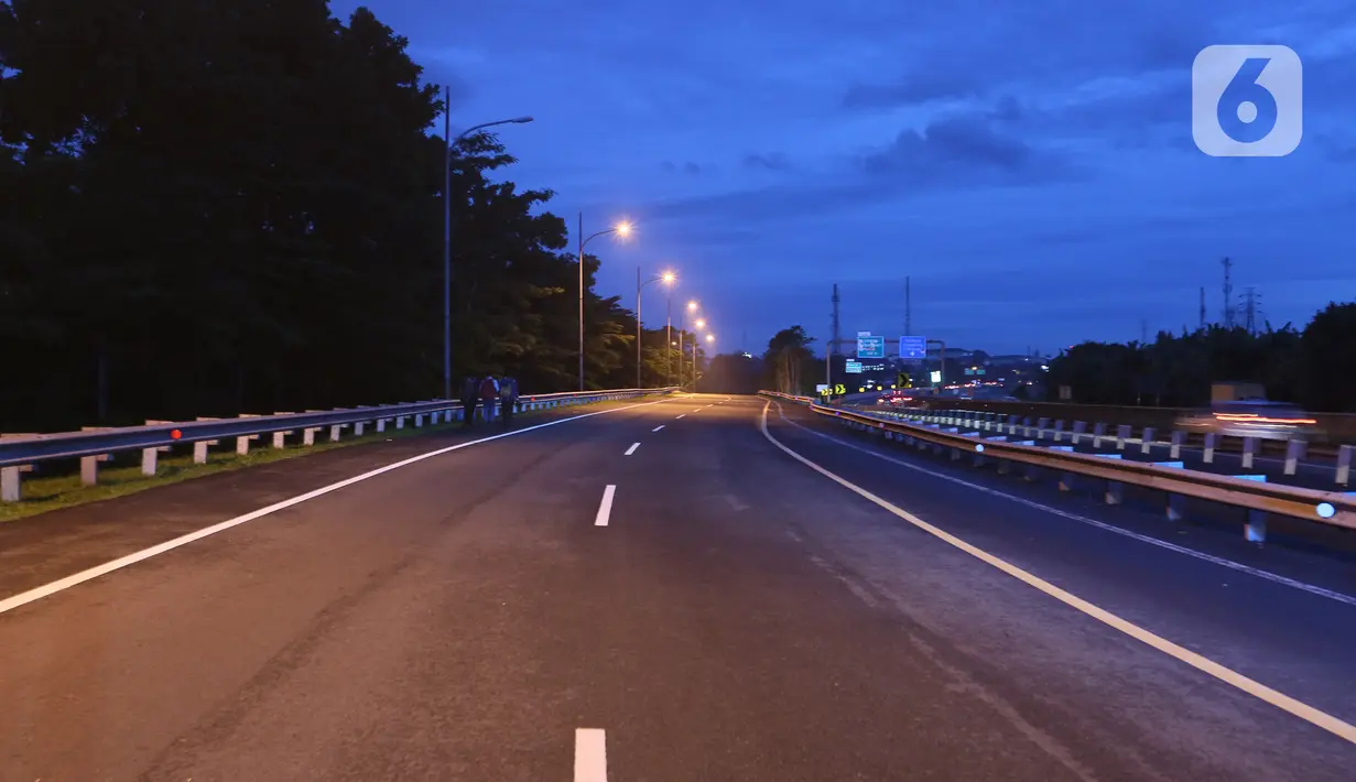 Suasana penutupan jalan di pintu keluar Tol Gadog, Bogor, Sabtu (31/12/2022). Penutupan jalan jalur Puncak Bogor untuk gelaran Car Free Night dimulai sejak pukul 18.00 WIBdan dibuka kembali esok pagi pukul 06.00 WIB. (merdeka.com/Arie Basuki)