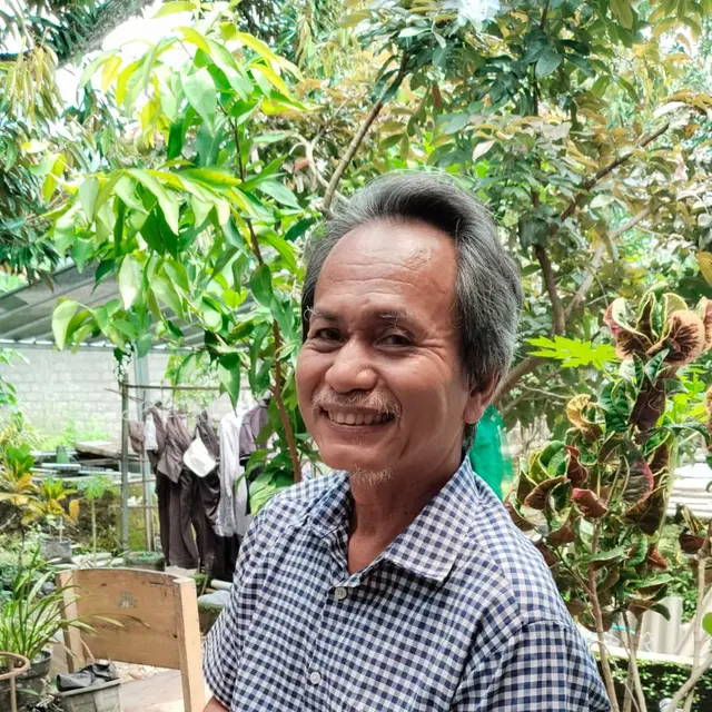 Hastoro (60), pembudidaya ikan molly dari Kalurahan Ambarketawang, Gamping, Sleman.