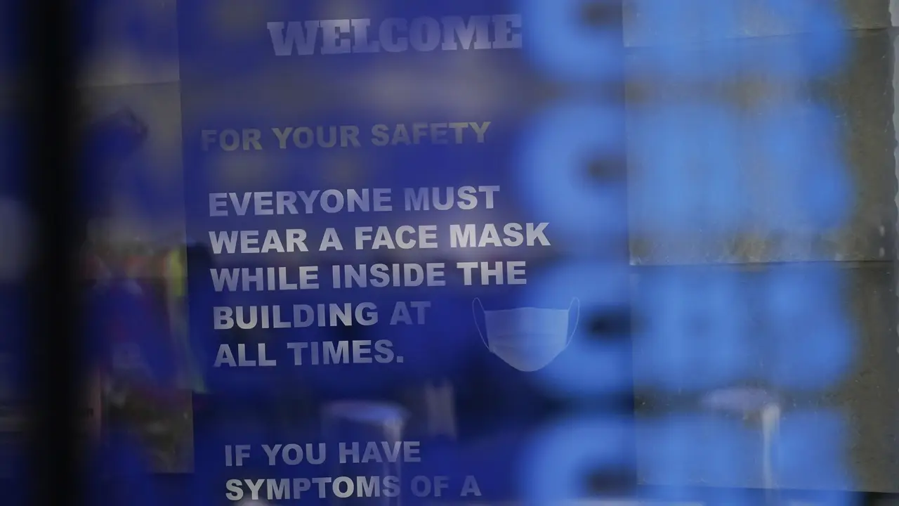 New York mengembalikan mandat masker saat kasus melonjak