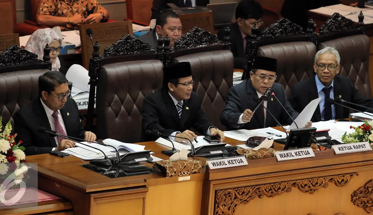 Ketua DPR Ade Komarudin (kedua kanan) mengesahkan RUU Pengampunan Pajak (Tax Amnesty) dan RAPBNP 2016 saat memimpin sidang Paripurna DPR, Jakarta, Selasa (28/6). Sidang tersebut dihadiri 261 anggota DPR dari total 558 anggota. (Liputan6.com/Johan Tallo)
