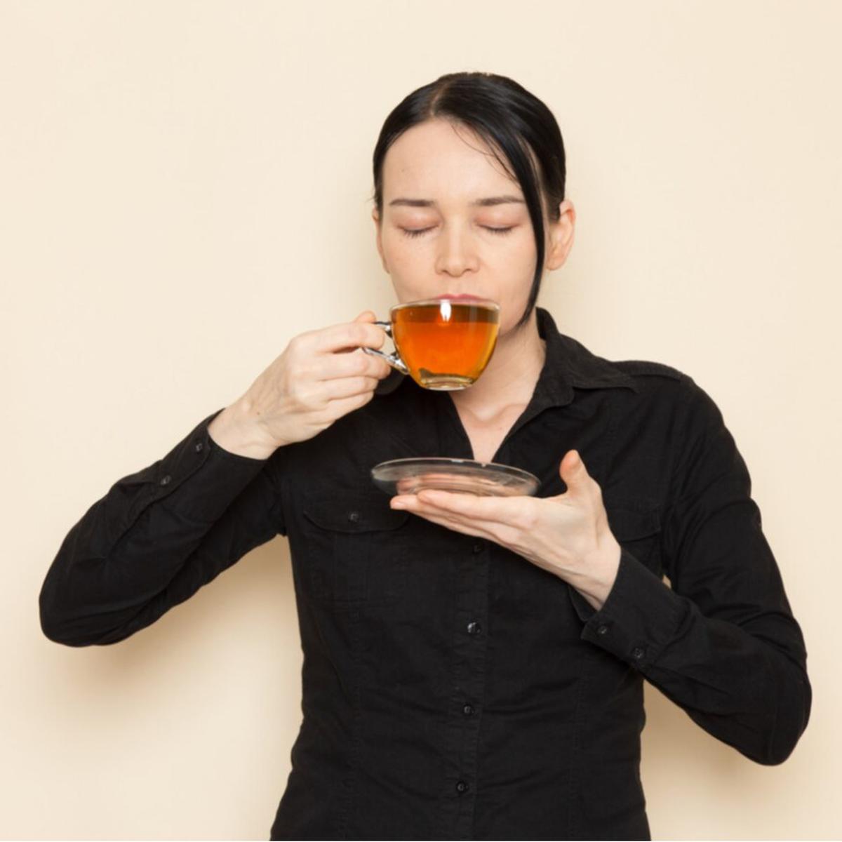 menghangatkan tubuh dengan minuman hangat
