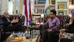 Duta Besar Australia untuk Indonesia, Paul Grigson berbincang dengan Ketua Umum PKB Muhaimin Iskandar di DPP PKB, Jakarta, Rabu (25/10). Kunjungan Paul ke DPP PKB untuk mengenal lebih jelas demokrasi dan politik di Indonesia. (Liputan6.com/Faizal Fanani)