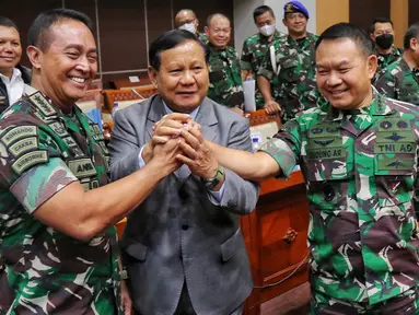 Menteri Pertahanan Prabowo Subianto (tengah), KASAD Jenderal TNI Dudung Abdurachman dan Panglima TNI Jenderal Andika Perkasa melakukan salam komando usai Rapat Dengar Pendapat dengan Komisi I DPR RI, di Kompleks Parlemen, Jakarta, Senin (26/9/2022). Pada rapat Komisi I, 5 September lalu, Dudung tak hadir mendampingi Andika sehingga anggota Komisi I DPR Effendi Simbolon pun menghembuskan isu ketidakharmonisan di antara keduanya. (Liputan6.com/Angga Yuniar)