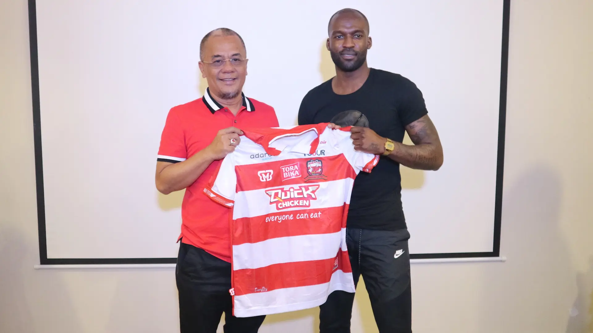 Striker Patrick N’Koyi ingin membawa Madura United ke Liga Champions Asia. (Bola.com/Aditya Wany)