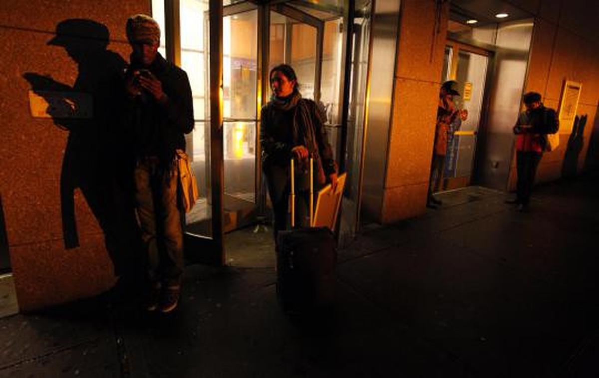 Listrik padam akibat 'Sandy', penjual senter marak di New York