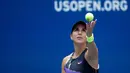 Petenis Swiss, Belinda Bencic bersiap mengembalikan bola ke arah petenis Kroasia, Donna Vekic pada perempat final AS Terbuka 2019 di Arthur Ashe Stadium, Rabu (4/9/2019). Ini pertama kalinya Belinda Bencic bisa melaju hingga semifinal AS Terbuka. (AP Photo/Frank Franklin II)