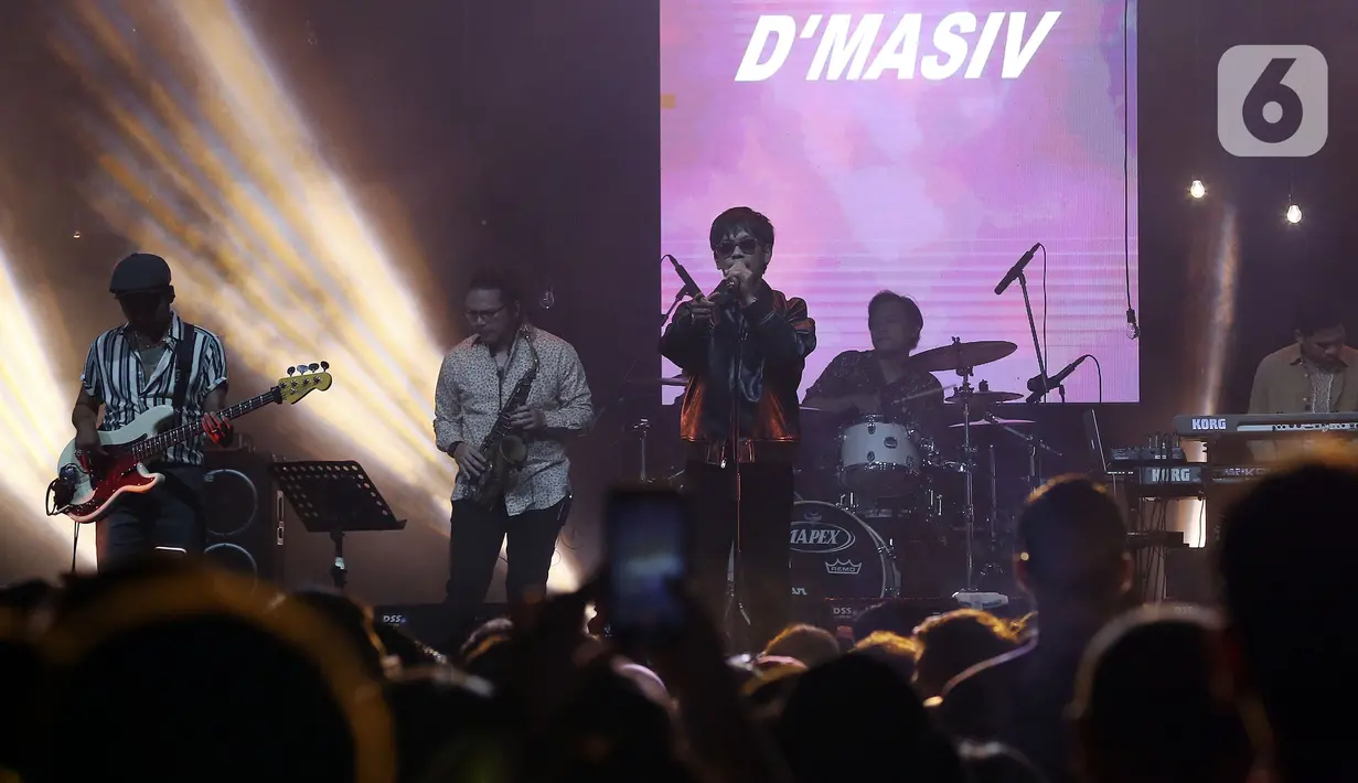 Grup band D'Masiv tampil pada hari kedua BNI Java Jazz Festival 2022 di JIExpo Kemayoran, Jakarta Pusat, Sabtu (28/5/2022). Perhelatan musik BNI Java Jazz Festival 2022 digelar pada 27-29 Mei dengan menampilkan musisi-musisi dari dalam dan luar negeri. (Liputan6.com/Johan Tallo)