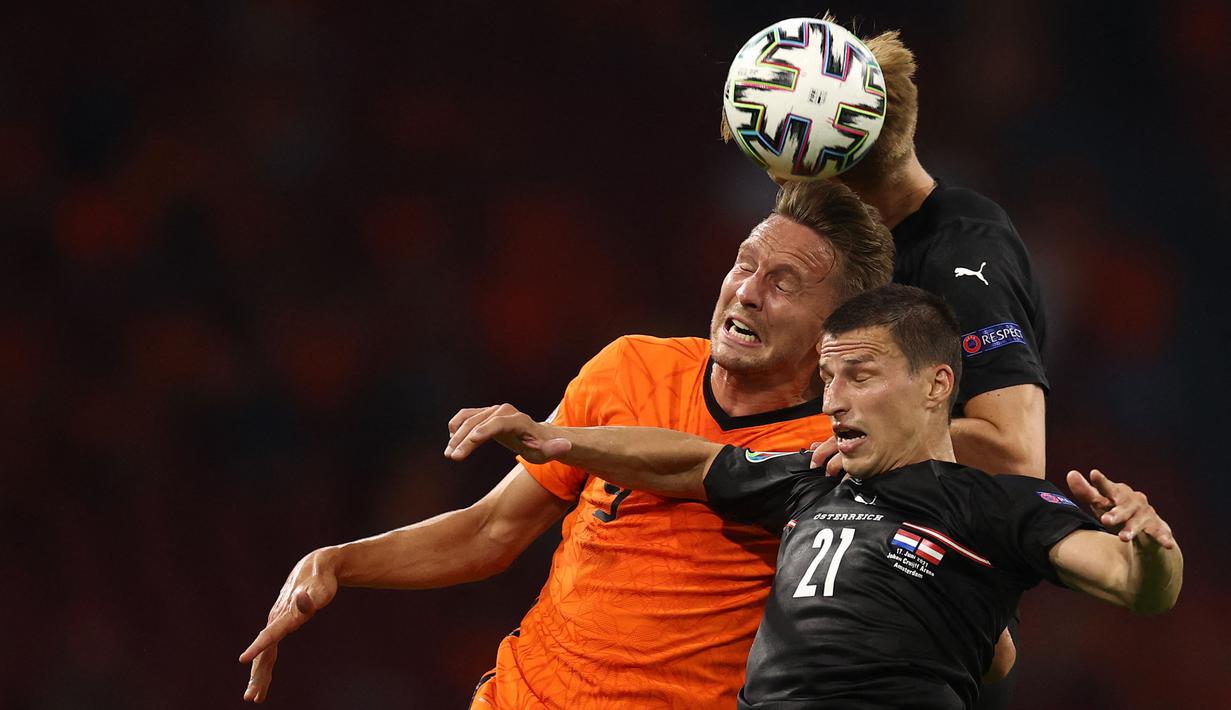 Luuk de Jong merupakan pemain pilihan pelatih Belanda sebelumnya, Frank de Boer di ajang Euro 2020. Ia juga berstatus sebagai rekrutan baru di Barcelona setelah mampu tampil meyakinkan di Sevilla musim lalu. Sayangnya hal tersebut tak membuat van Gaal memilihnya. (Foto: AFP/Pool/Dean Mouhtaropoulos)