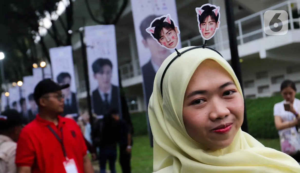 Beberapa diantaranya rela membeli pernak Pernik bergambar Park Hyung Sik. (Liputan6.com/Herman Zakharia)