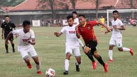 Pemain Persibat (merah) dikepung pemain PSMS di Stadion Moch Sarengat, Batang, Kamis (27/6/2019). (Bola.com/Media officer Persibat Batang)