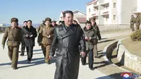 Foto tidak bertanggal yang disediakan pada 16 November 2021 ini memperlihatkan pemimpin Korea Utara Kim Jong-un memeriksa lokasi pembangunan proyek pengembangan Kota Samjiyon di Provinsi Ryanggang, Korea Utara. (Korean Central News Agency/Korea News Service via AP)